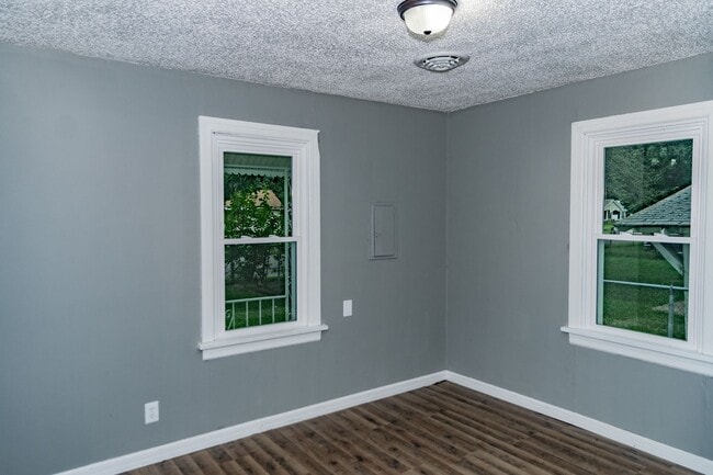 Building Photo - Updated 3 bed/1.5 bath home!