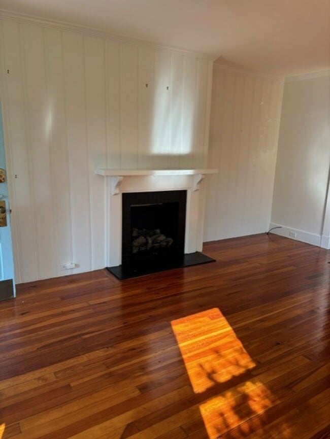 Building Photo - Craftsman style bungalow on the Hill. Reno...