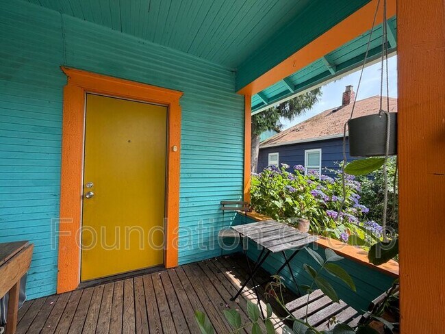 Building Photo - 1410 S Cloverdale St