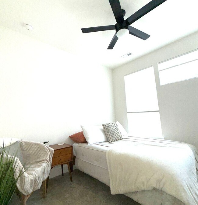 Building Photo - LUX 3BD, 2.5BA University Hills Townhome w...