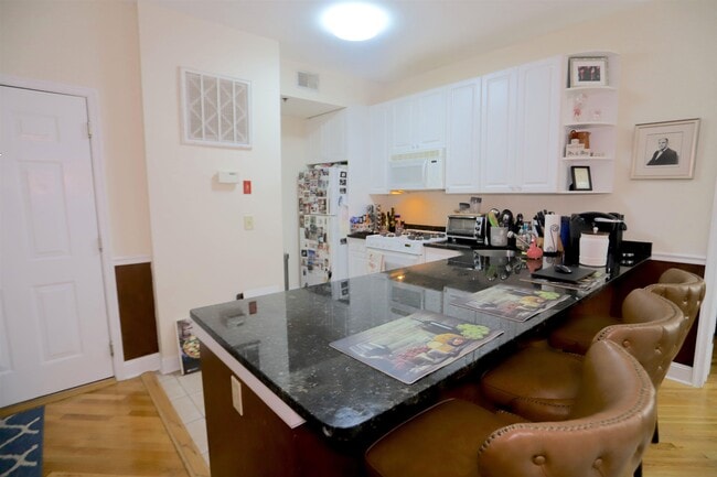 Building Photo - 915 Madison St