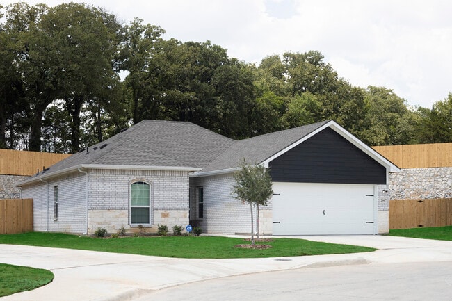 Primary Photo - 144 Willowbend Loop