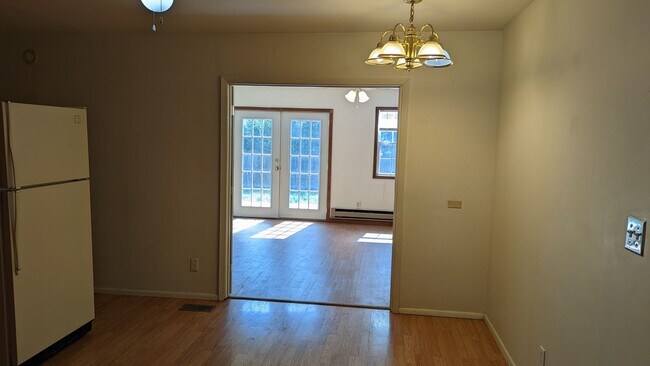 Building Photo - 3 Bed 2 bath home located near shopping, schools, and parks