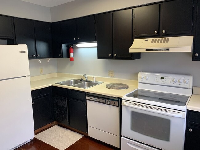 Building Photo - Gated Community, 1.5 Miles to Beach, Pet F...