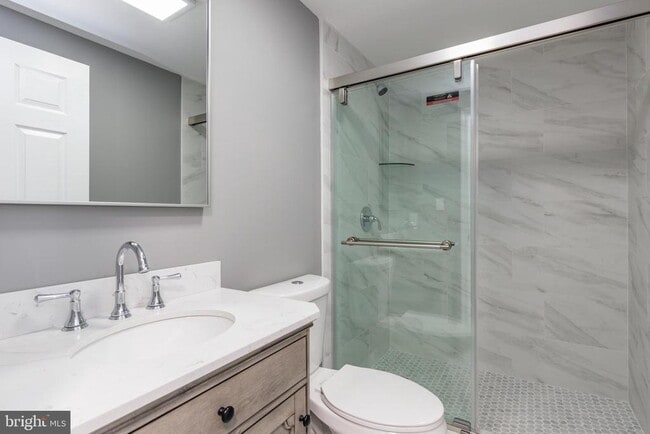 Building Photo - 454 Old Elm St