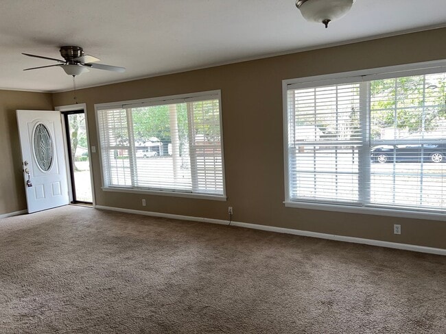 Building Photo - 101 Willow Dr