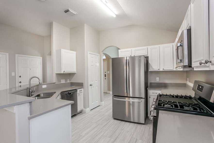 Building Photo - 25235 Clover Ranch Dr