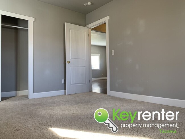 Building Photo - Centrally Located 3Bed/1.5Bath Tacoma Home!