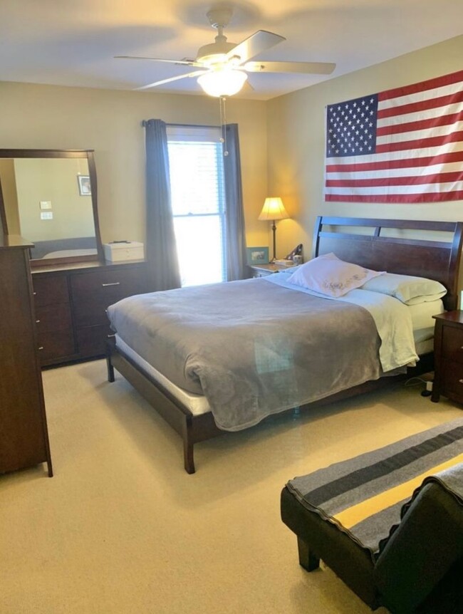 Building Photo - 2 BEDROOM 2.5 BATH TOWNHOME WITH DOWNTOWN ...