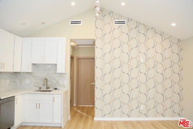 Building Photo - 8235 Alcove Ave