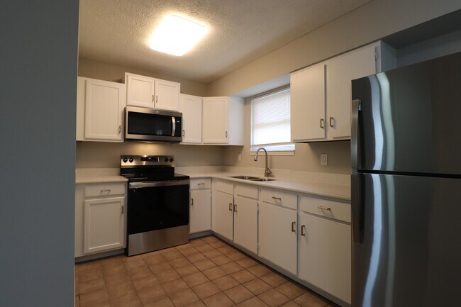 Building Photo - 521 Foxwood Dr