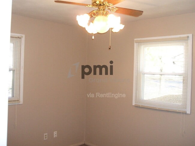 Building Photo - 2913 E Cardinal Dr