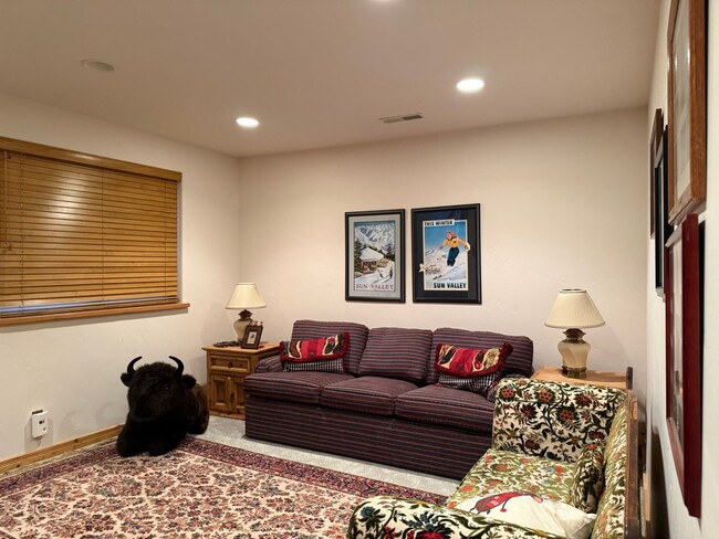 Building Photo - 203 Camas Loop E