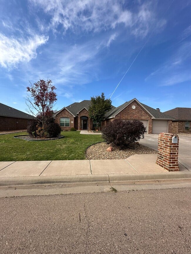 Building Photo - Stunning 4 Bed Home! 3 Car garage ! Mesa School District!