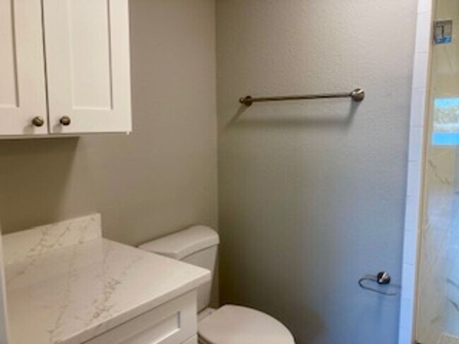 Building Photo - Waterfront condo with community pool!