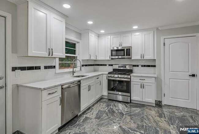 Building Photo - 164 Jeffer Ct