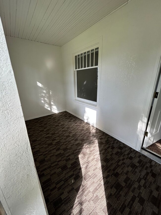 Building Photo - 2 bedroom 1 bath super cute cottage / Less than a mile from Northwest Nazarene, great location!