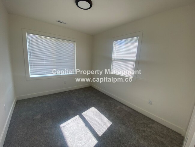 Building Photo - Adorable 3 Bed Bungalow