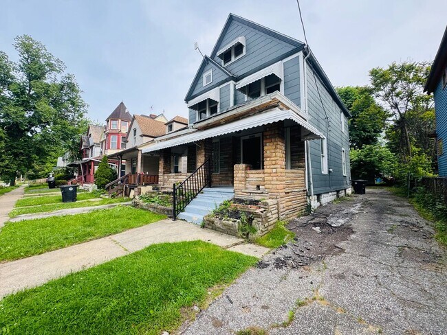 Building Photo - Charming 3-Bedroom Property in Prime Location