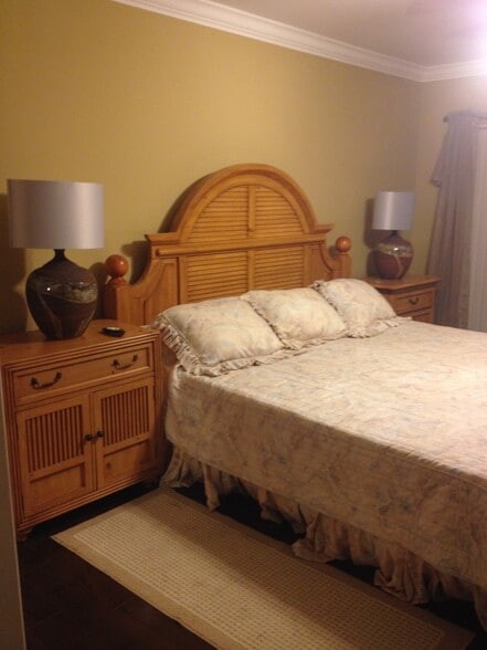 master king bed set - 123 Deer Creek Blvd