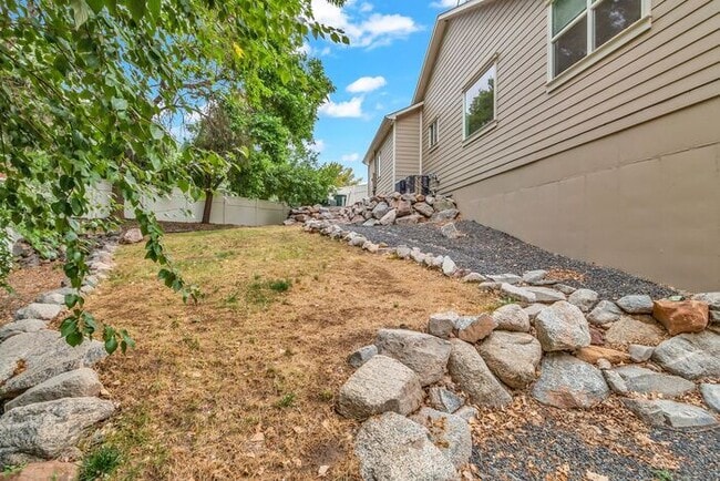 Building Photo - Beautiful and Spacious 4Bd 3.5Bath Home in...
