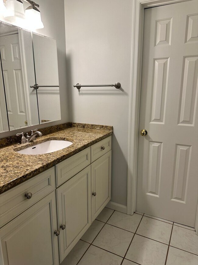 Building Photo - Condo available in the City of Williamsburg! Available July 2026!