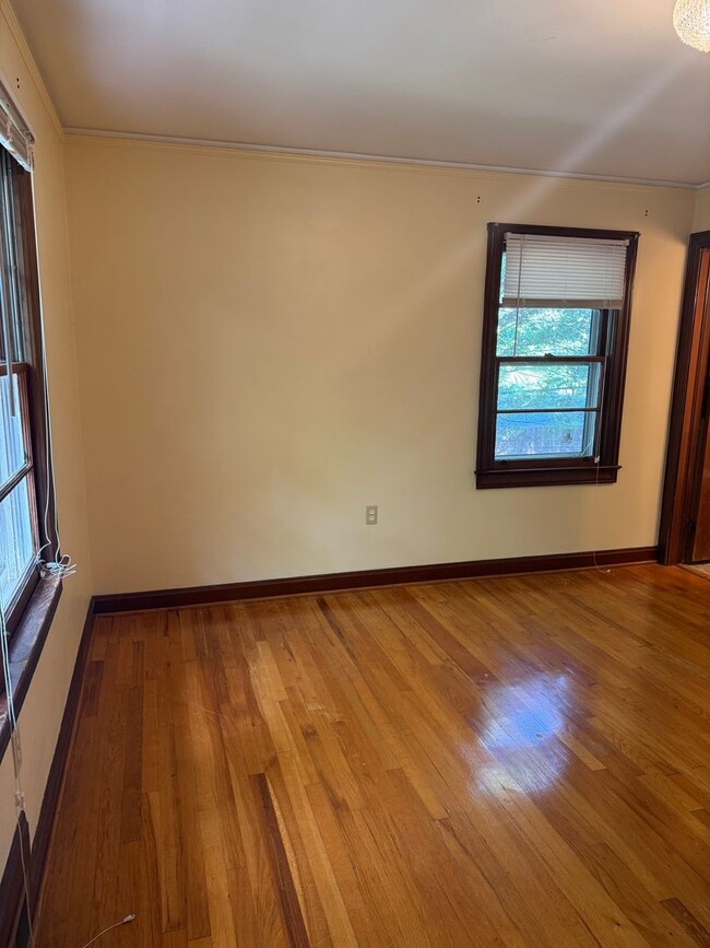 Building Photo - Fantastic Location & Price
