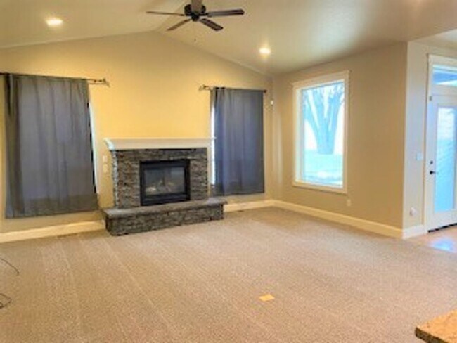 Building Photo - A Secluded, Adorable and Perfect 3 Bedroom Home Now Available!