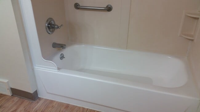 Building Photo - 10 Parkdale Dr