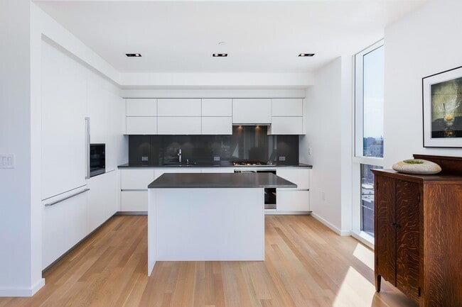 Building Photo - Modern Elegance at the Cosmopolitan on the Park