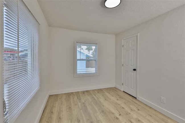 Building Photo - 875 53rd Terrace N