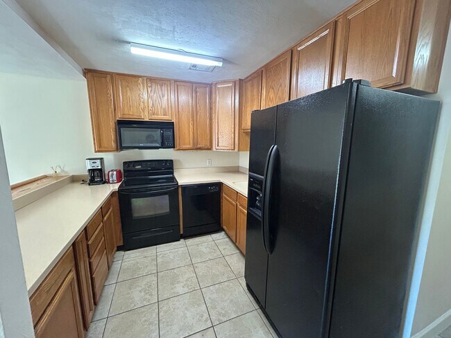Building Photo - 3 Bed / 2.5 Bath – Steps from Doak Campbell Stadium – Only $1,800!