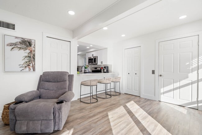 Building Photo - 113 4th Ave