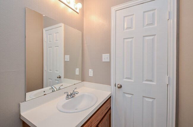 Building Photo - 10806 Woodwind Shadows Dr