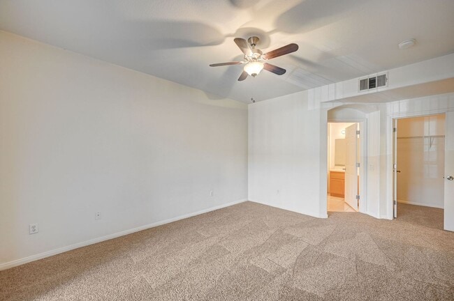 Building Photo - Charming 3-bed, 2-bath Downstairs Unit