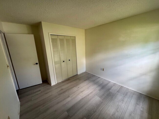 Building Photo - Spacious Lakeland 3-Bedroom Home with 2-Car Garage & Large Driveway