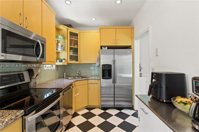 Building Photo - 604 Alcazar Ave