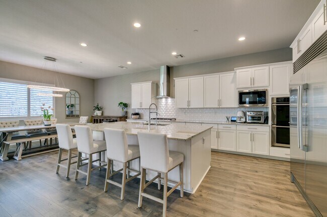 Building Photo - Luxury Rental with Mountain Views in Gated Henderson Community