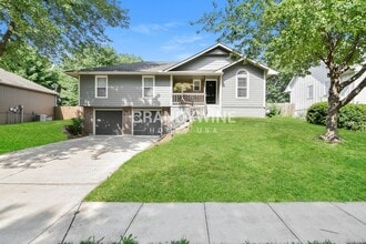 Building Photo - 1120 NE Ridgeview Dr