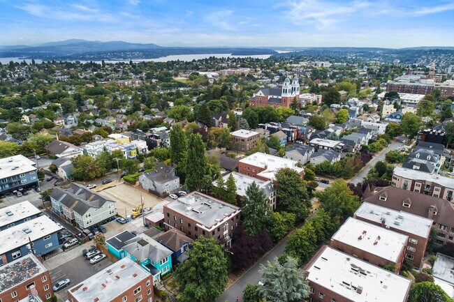 Building Photo - 1120 17th Ave