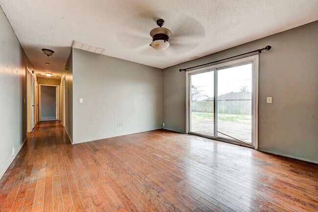 Building Photo - Updated Edmond Home with Newer Flooring