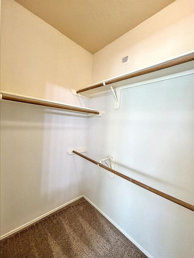 Building Photo - Spacious 3-Bedroom, 2-Bath Home with Conve...