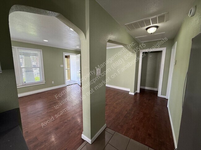 Building Photo - 1478 N Crescent Ave