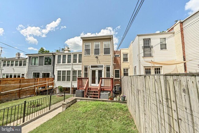 Building Photo - 512 Varnum St NW