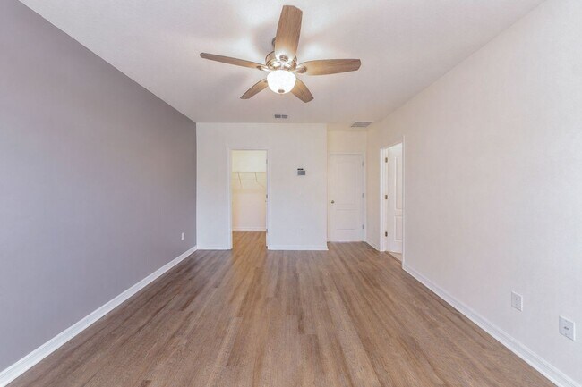 Building Photo - Like-New End-Unit 3 Bedroom Townhome