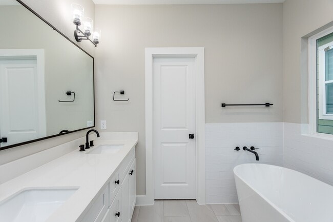 Building Photo - 1439 W 25th St