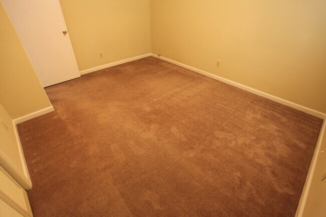 Building Photo - Hampton Drive Duplex Available August!