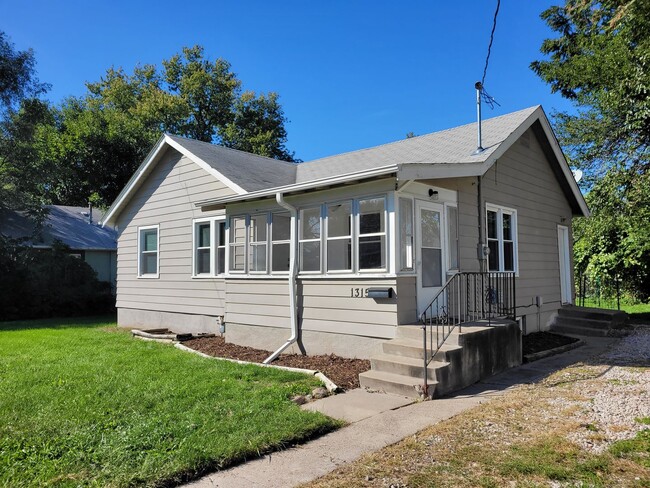 Building Photo - Two Bedroom with rear sun room bonus room,...