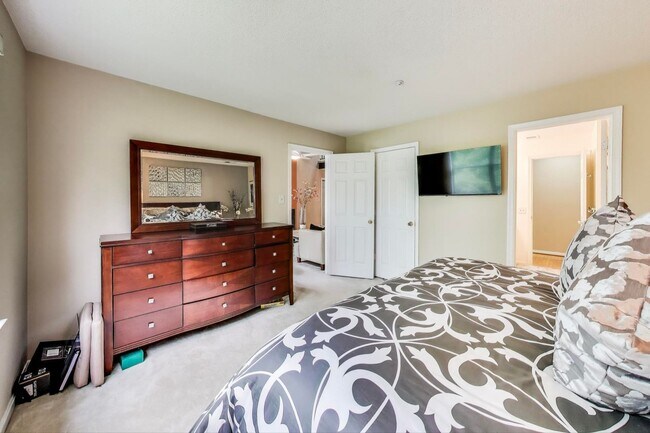 Building Photo - Beautifully updated and maintained 2 level condo home!