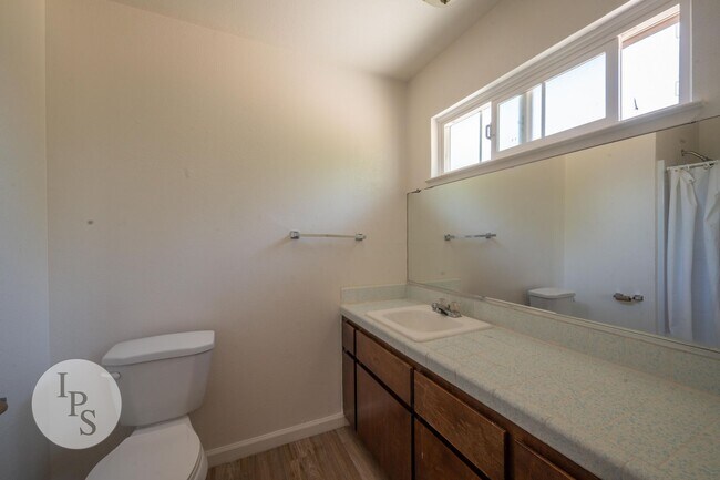 Building Photo - Kerman Westside Large 3 Bedroom Home, Bran...